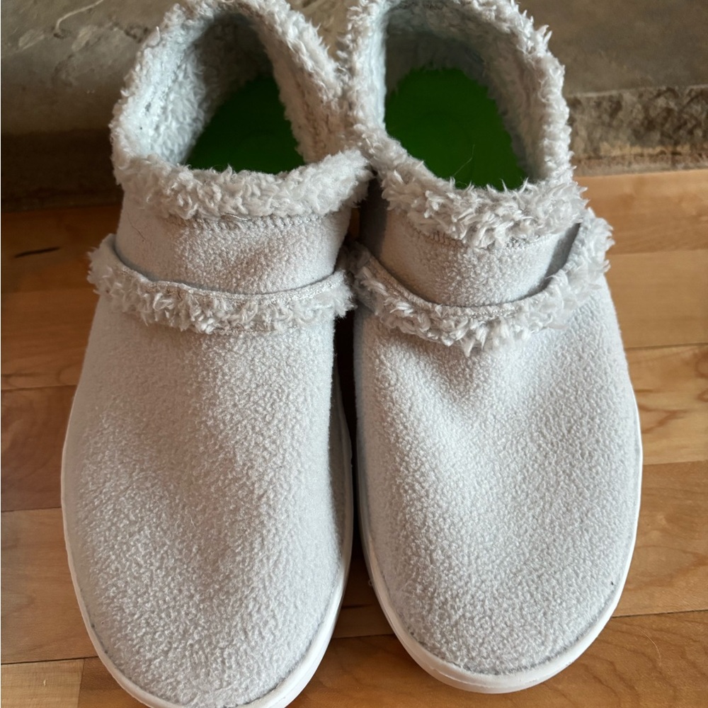 OOFOS Women's Light Gray Fuzzy Slip-On Clogs with Green Insole